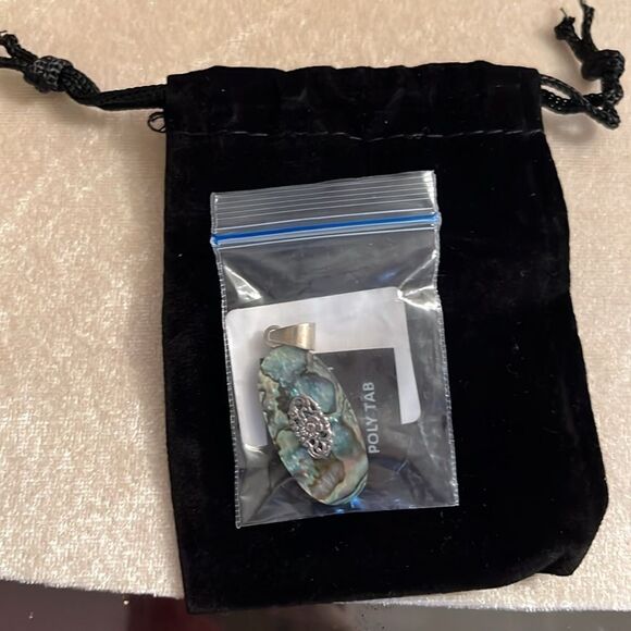 Abalone shell pendant set in sterling, silver floral detail - Picture 8 of 8